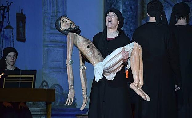 Representación de la obra 'El misterio del Cristo de los Gascones', de Nao D'amores, en Coca, Segovia, en 2016. 