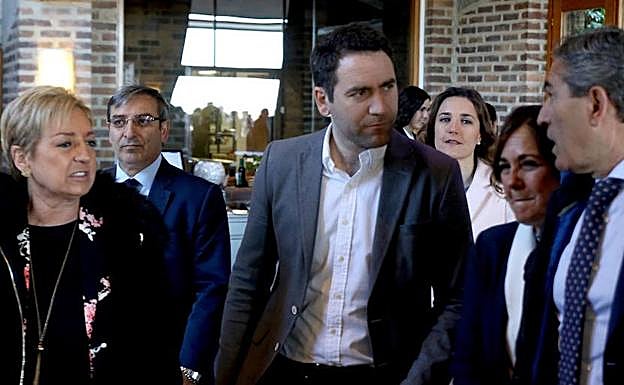 El secretario general del PP, Teodoro García Egea (centro), conversa con Juan José Sanz Vitorio ante la presencia de Paloma Sanz, José Luis Sanz Merino, Raquel Sanz y Beatriz Escudero. 