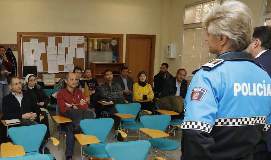 Directores de centros educativos, en la presentación del plan de seguridad, hoy en el cuartel de la Policía Local. 