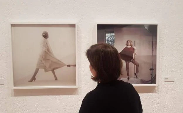 Una visitante observa fotografías de MIlton H. Green en la sala municipal de la Pasión. Ramón Gómez