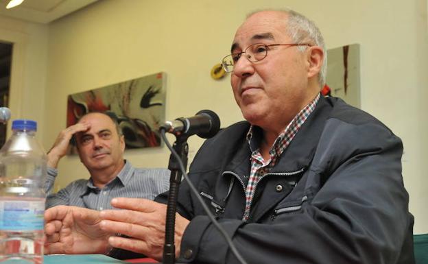 José Luis Puerto y, junto a él, el también poeta y Premio Castilla y León de las Letras 2014 Fermín Herrero. 