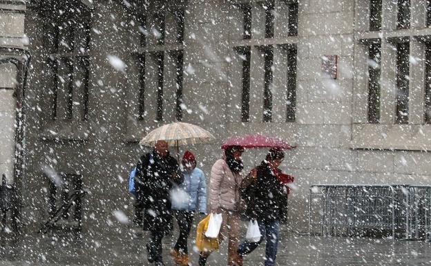 Un grupo de personas caminan bajo la nieve. Antonio Tanarro