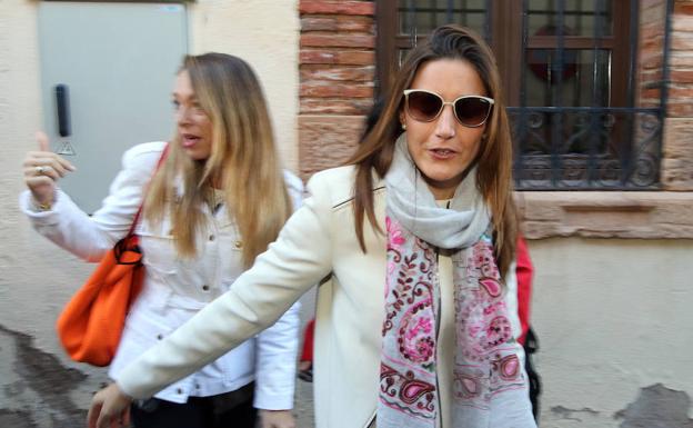 Raquel Sanz, a la salida de la vista celebrada en el Juzgado de Sepúlveda contra la concejala de Catarroja, Datxu Peris. 