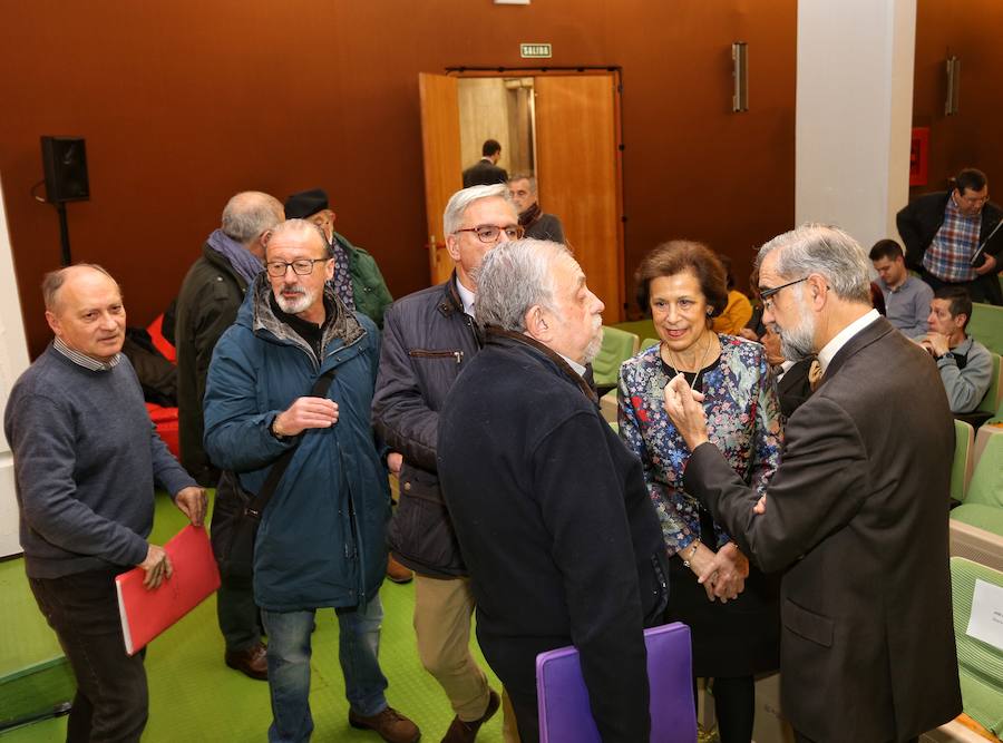 El secretario regional de UGT, Faustino Temprano; el secretario provincial de Palencia, Julián Martínez; y el secretario de Estado de la Seguridad Social, Octavio Granado (que conversa con José Antonio Herce y Rosa Virolés), en la inauguración de la jornada.