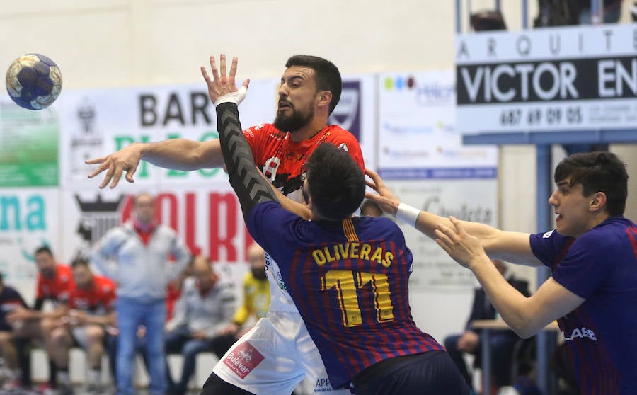 Fotos: Victoria del Balonmano Nava ante el Barcelona B (32-29)