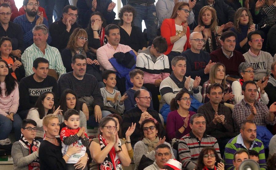 Fotos: Victoria del Balonmano Nava ante el Barcelona B (32-29)