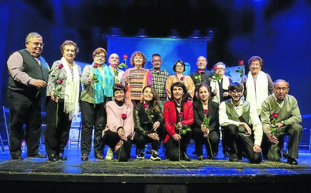 Los intérpretes, con Blanca Marsillach (segunda por la izquierda, agachada), y los actores y actrices que les han formado. 