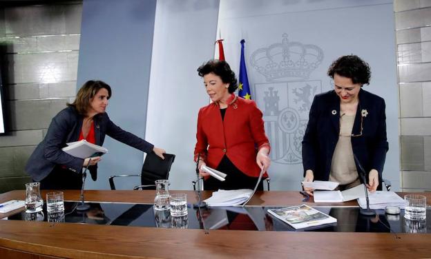 Las ministras Isabel Celaá, Teresa Ribera y Magdalena Valerio, este viernes.