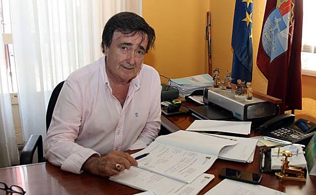 Jesús García, alcalde de Cuéllar, en su despacho en el Ayuntamiento. 