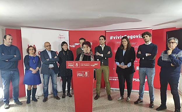 Clara Luquero presenta a los integrantes de la lista del PSOE a la Alcaldía de Segovia, este sábado. 