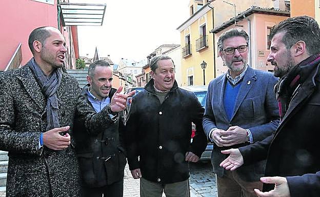 Tudanca, a la derecha, con el alcalde y otros representantes municipales del Real Sitio. 