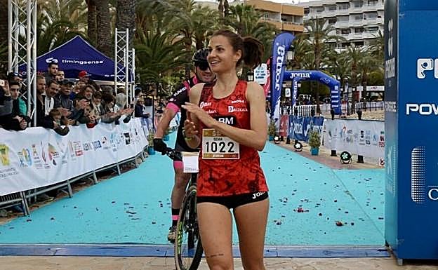 Gema Martín llega vencedora a la meta en Ibiza. 