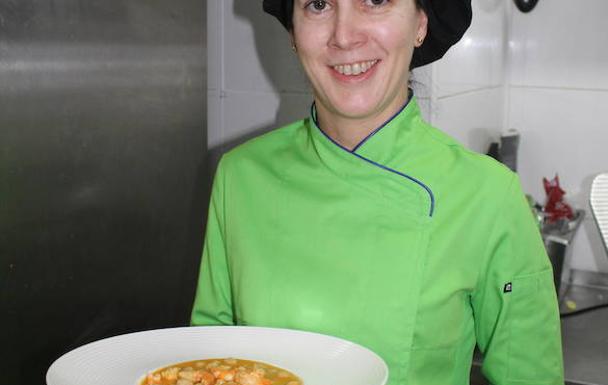 La cocinera Esther Barbat posa con su receta. 