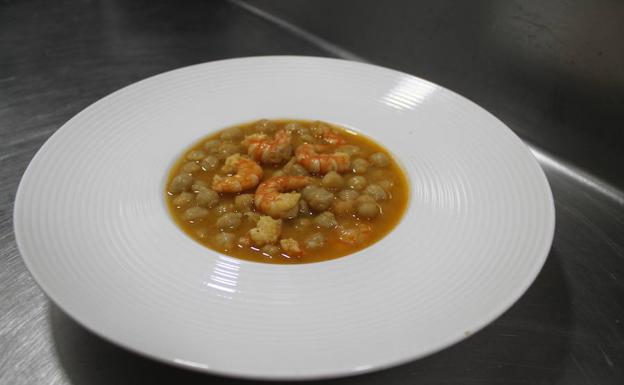 Garbanzos con langostinos. 