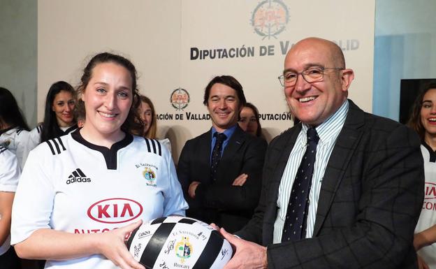 La capitana de Autoconsa El Salvador, Raquel García, con el presidente de la Diputación Provincial Jesús Julio Carnero.