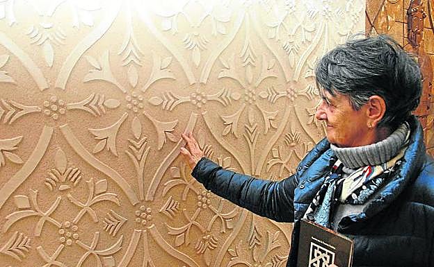 Aurora de la Puente, autora del tratado, observa el esgrafiado de una pared. 