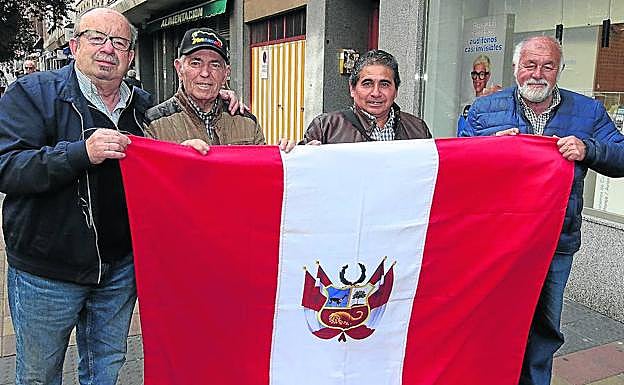 Miembros de la Asociación de Ayuda Mutua fundada hace diez años por peruanos afincados en Segovia. 