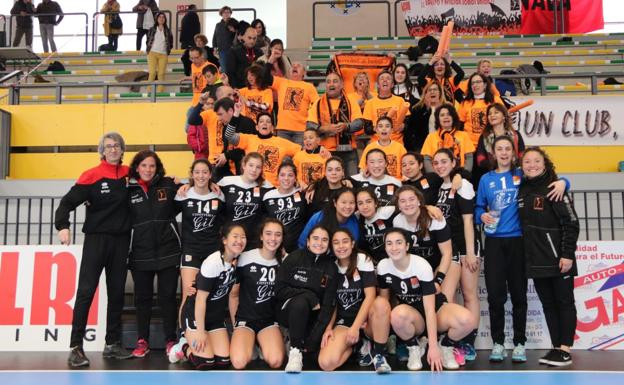 Las cadetes celebran el título con su afición. 