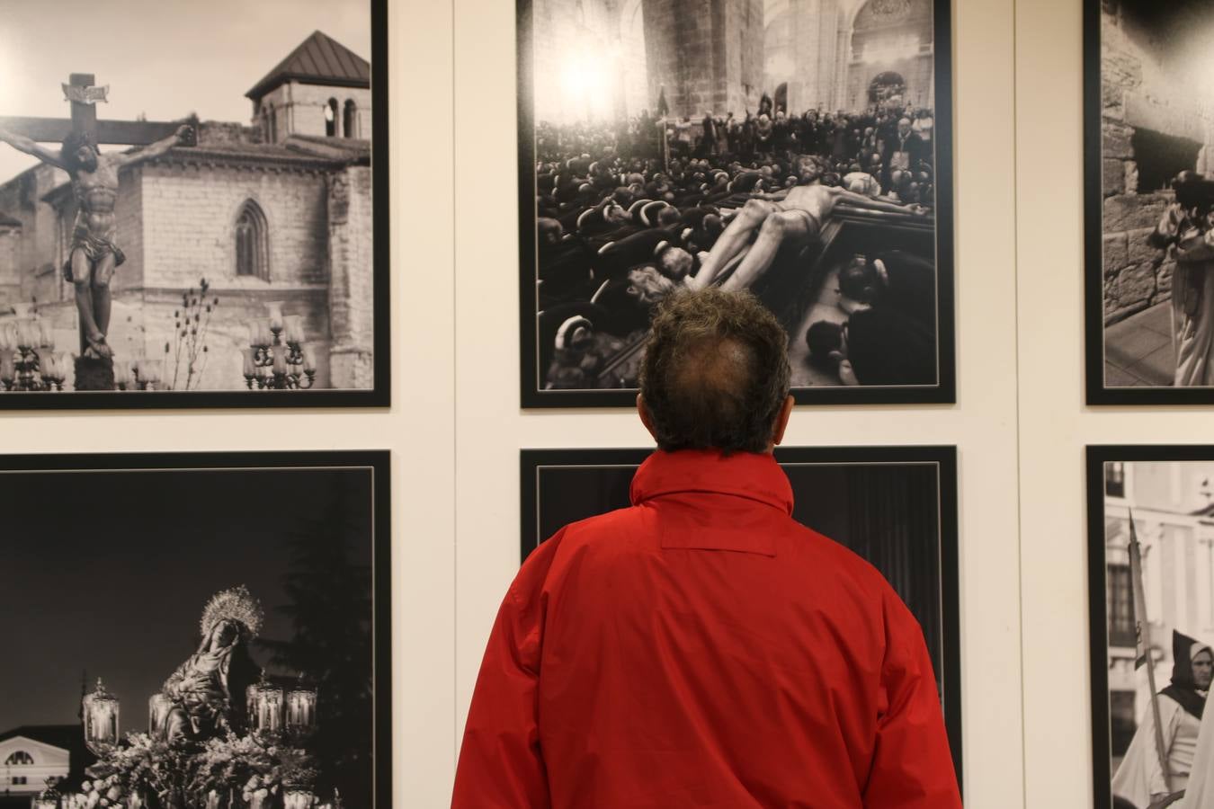 Una muestra sobre la Semana Santa de Valladolid y las dos Medinas puede verse en la Oficina de Turismo de la capital