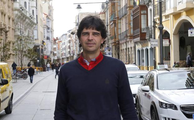 Juan Gascón, en la Calle Mayor. 