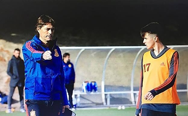 El seleccionador Julen Guerrero, junto a Bruno Iglesias. 