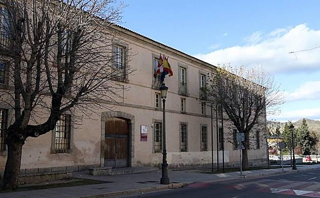 Fachada del instituto Peñalara de La Granja, en la provincia de Segovia. 