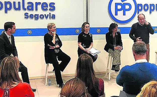 Cuca Gamarra, en el centro, en el foro celebrado en la sede del PP de Segovia. 