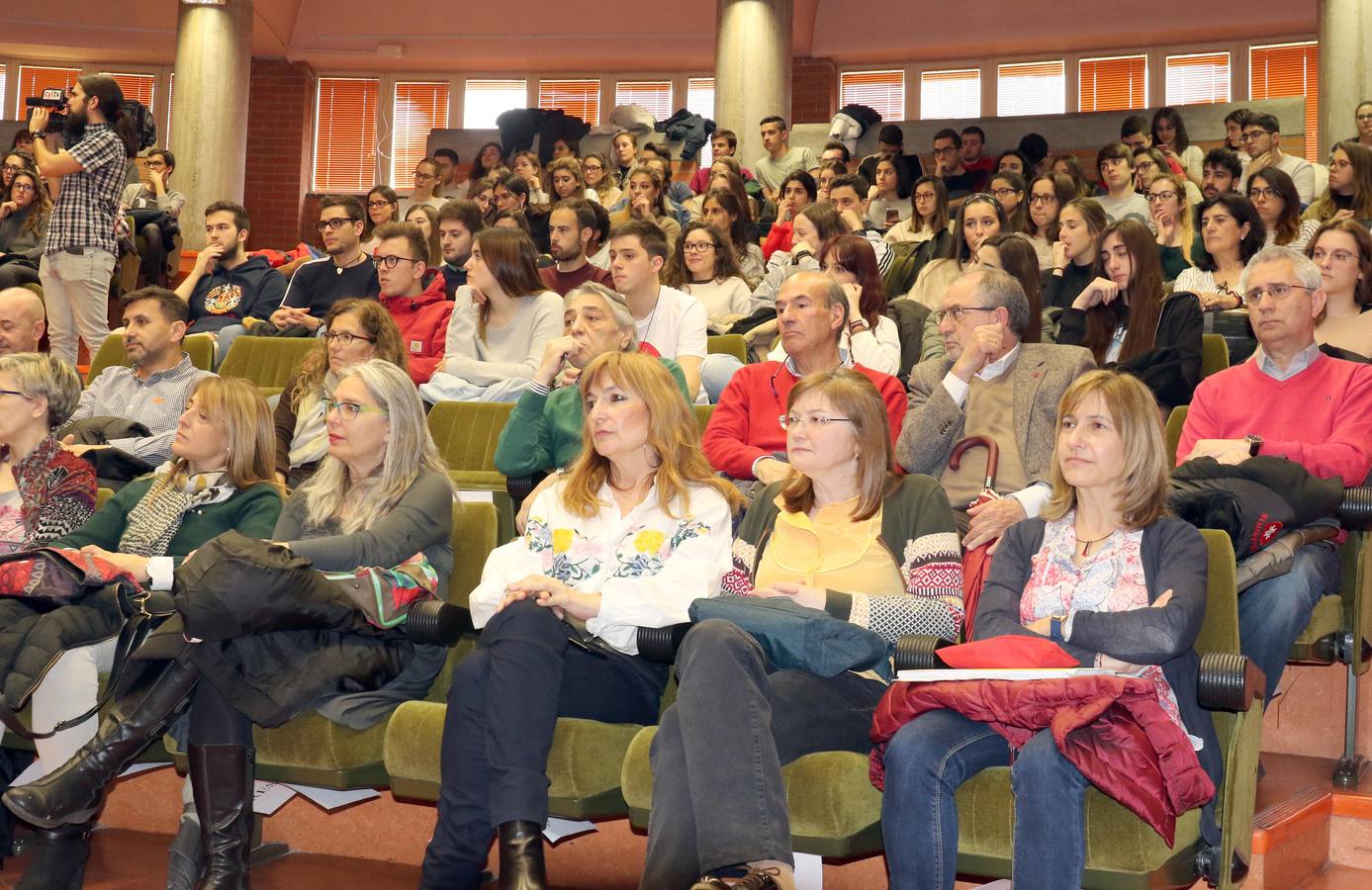 Fotos: Reyes Maroto, Pilar del Olmo, Luis Garicano y Nacho Álvarez debaten sobre problemas de la comunidad