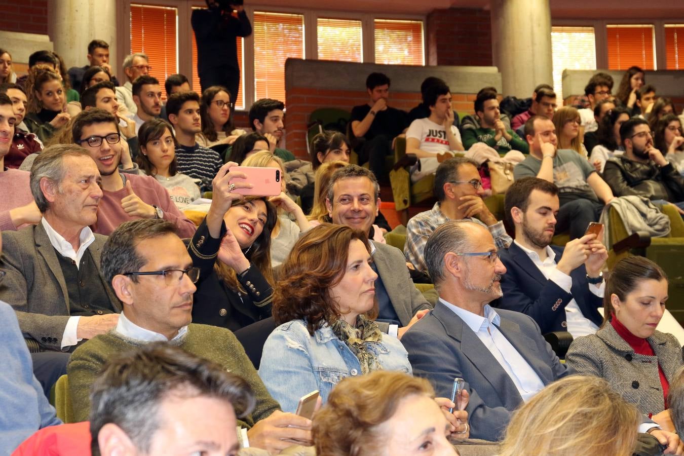 Fotos: Reyes Maroto, Pilar del Olmo, Luis Garicano y Nacho Álvarez debaten sobre problemas de la comunidad