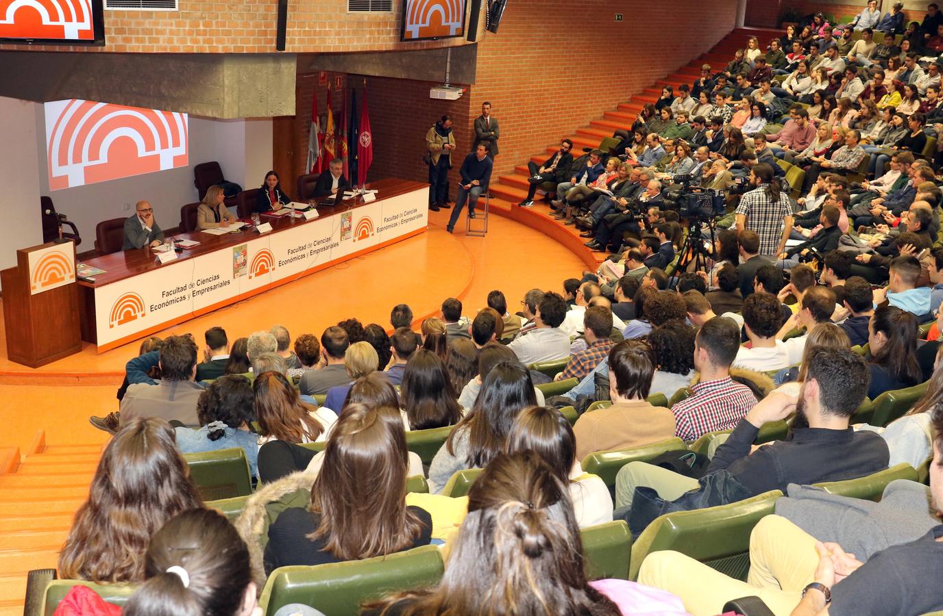 Fotos: Reyes Maroto, Pilar del Olmo, Luis Garicano y Nacho Álvarez debaten sobre problemas de la comunidad