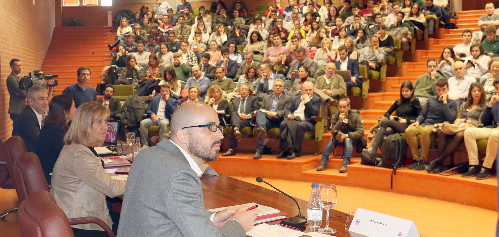 Fotos: Reyes Maroto, Pilar del Olmo, Luis Garicano y Nacho Álvarez debaten sobre problemas de la comunidad