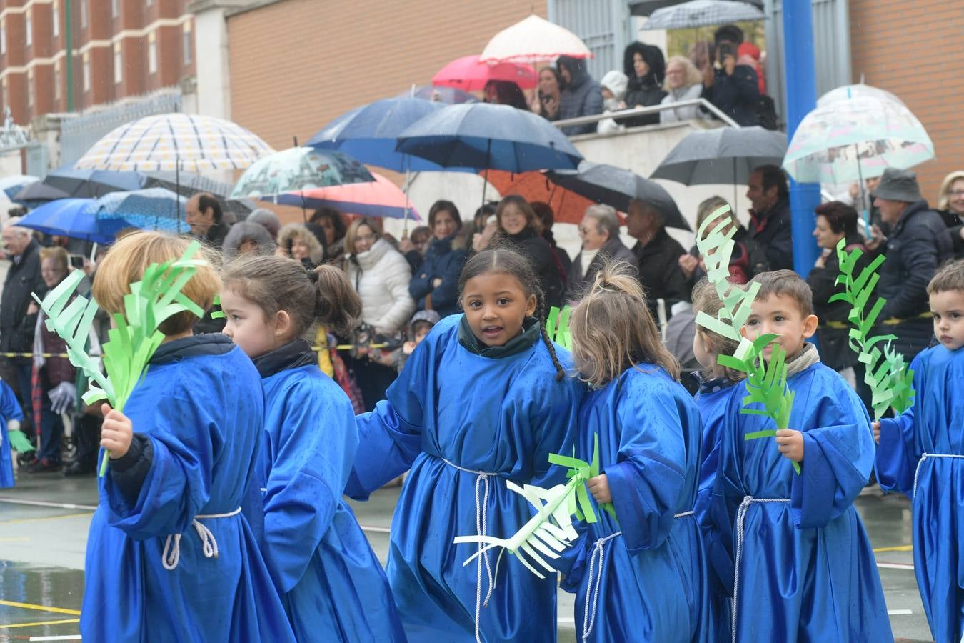 Fotos: Procesión infantil en el colegio Amor de Dios de Valladolid