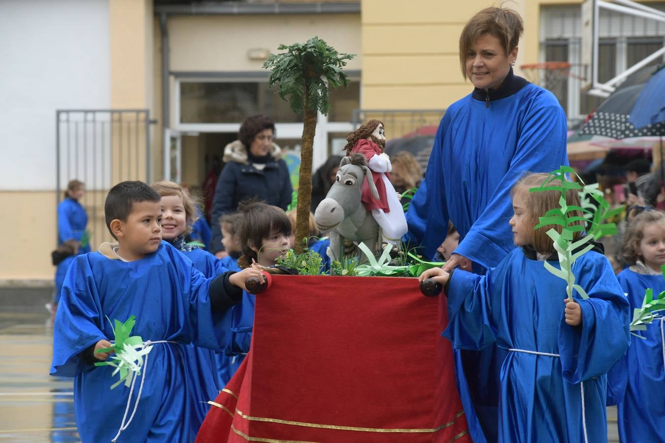 Fotos: Procesión infantil en el colegio Amor de Dios de Valladolid