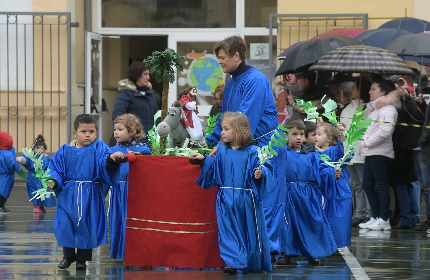 Fotos: Procesión infantil en el colegio Amor de Dios de Valladolid