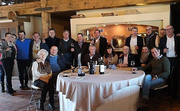 Belén e Iván Sanz Cid, en los extremos de una imagen en la que aparcen sus padres y los invitados. 