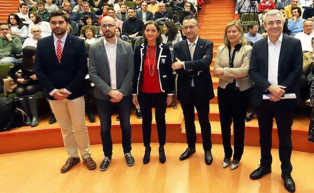 De izquierda a derecha, onzalo González, alumno de Económicas; el portavoz de Economía de Podemos Nacho Álvarez; la ministra de Industria, Reyes Maroto; el decano de la Facultad de Económicas, José Antonio Sanz Gómez; la candidata a la Alcaldía de Valladolid y consejera de Hacienda Pilar del Olmo, y el candidato a las elecciones europeas de Ciudadanos, Luis Garicano.