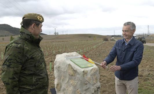 Fernando García Sánchez descubre la placa junto al general 