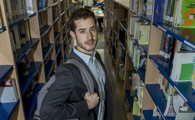 Javier Rey posa en la biblioteca de la UEMC, donde imparte clase en el Departamento de Enseñanzas Técnicas.