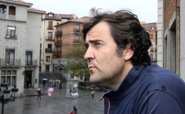 José Luis Herrero, asomado al balcón de la delegación de El Norte de Castilla.