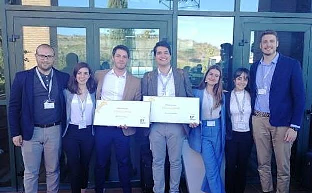Los ganadores posan con sus diplomas.