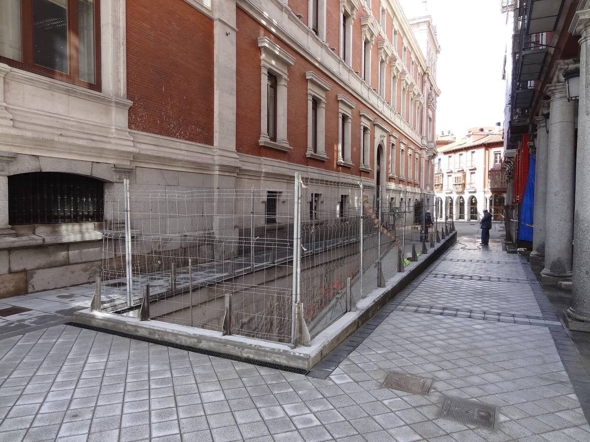 Los operarios están ultimando los remates de la urbanización en superficie de los nuevos accesos al aparcamiento subterráneo