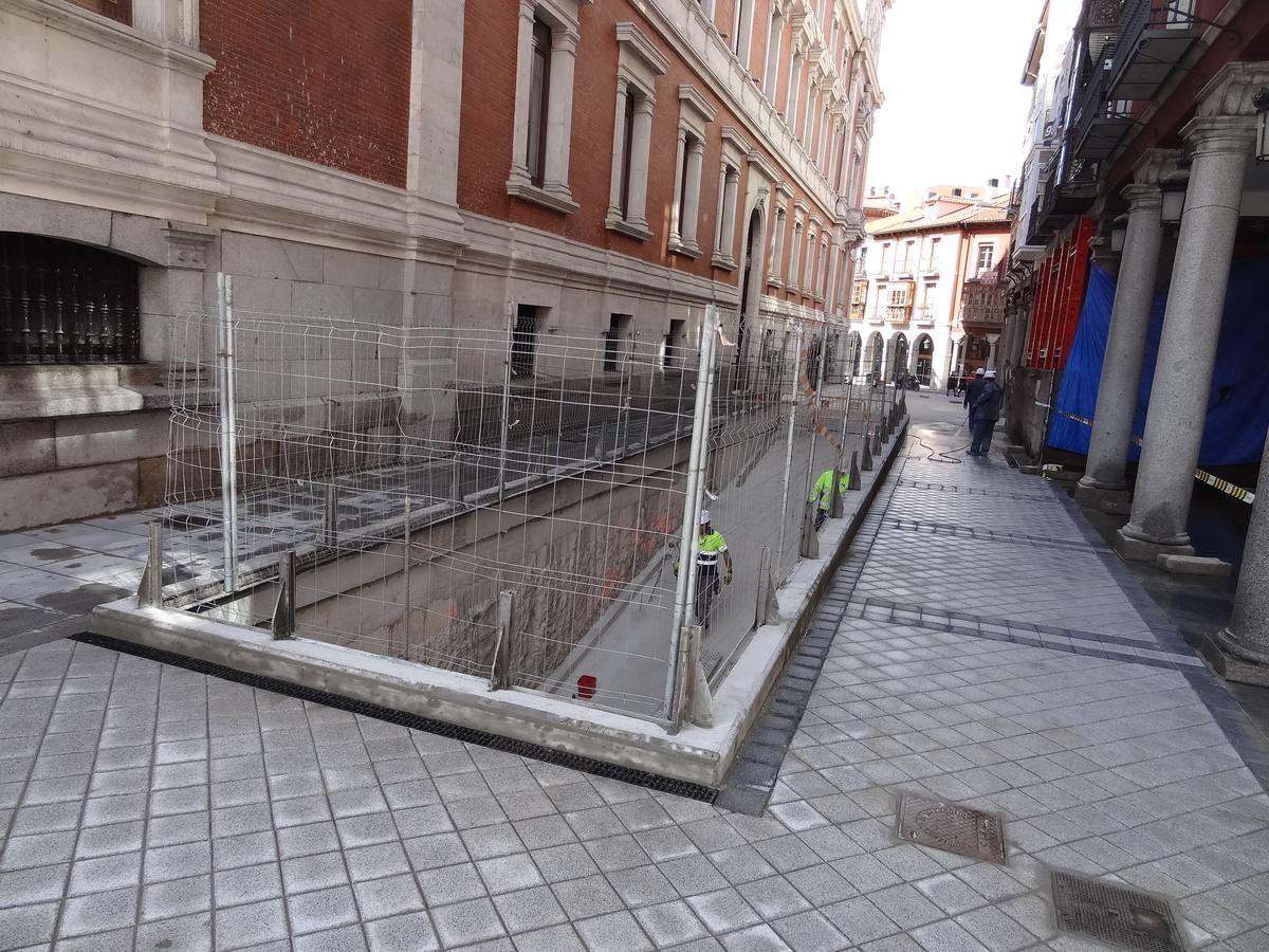 Los operarios están ultimando los remates de la urbanización en superficie de los nuevos accesos al aparcamiento subterráneo