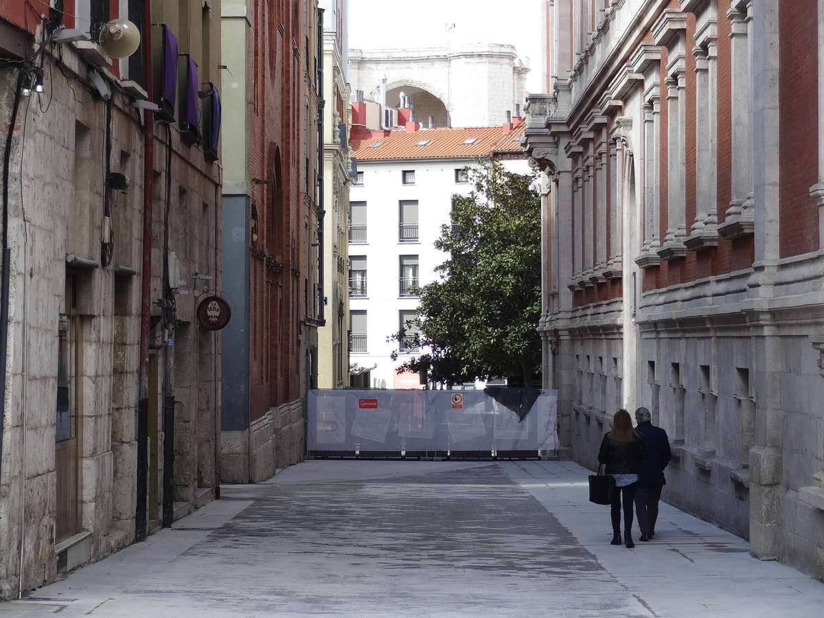 Los operarios están ultimando los remates de la urbanización en superficie de los nuevos accesos al aparcamiento subterráneo