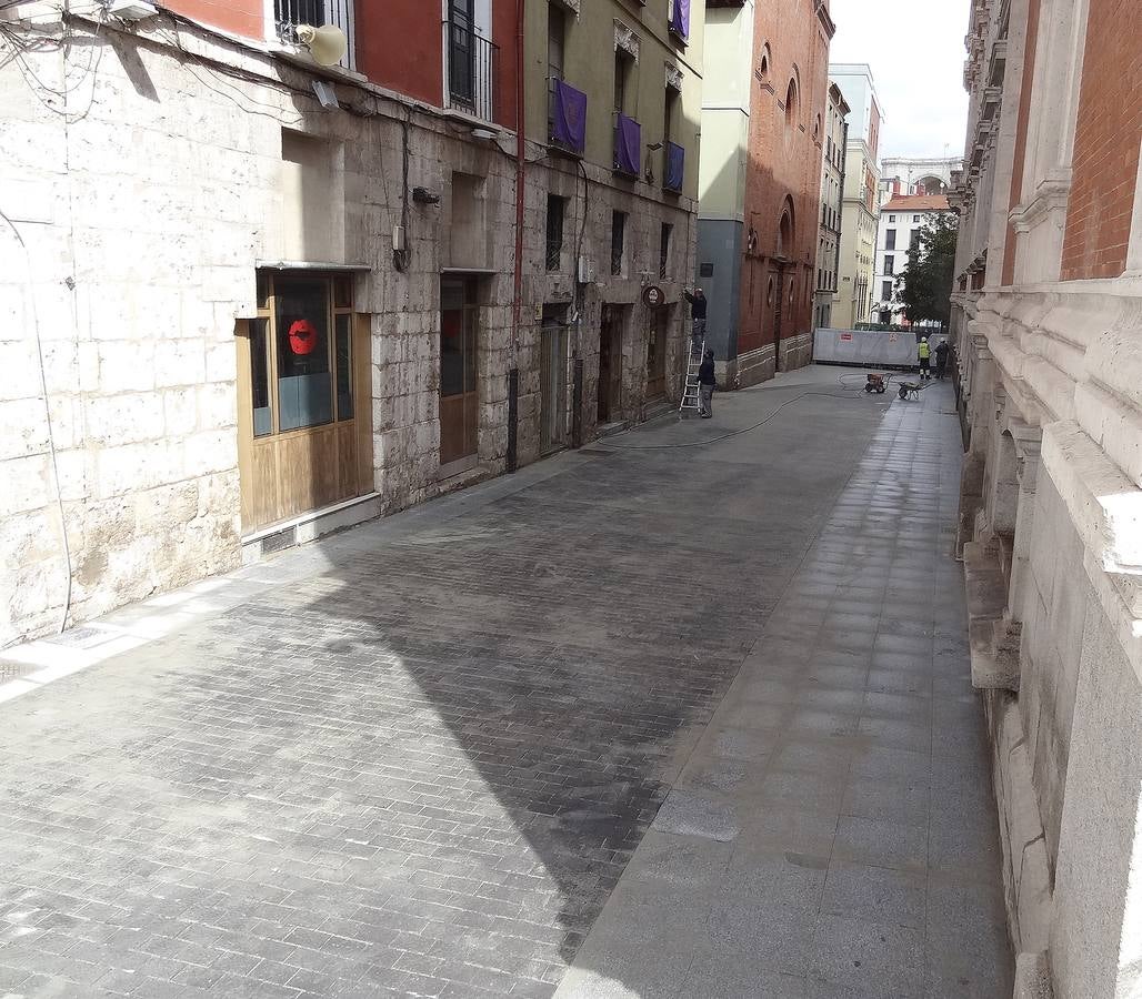 Los operarios están ultimando los remates de la urbanización en superficie de los nuevos accesos al aparcamiento subterráneo