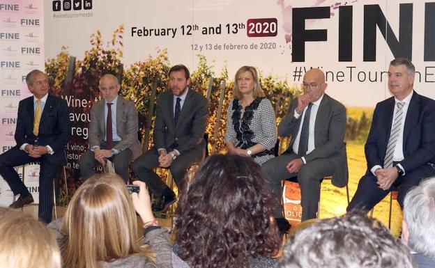 El portugués Paulo Amorim, Víctor Caramanzana, Óscar Puentes, Pilar del Olmo, Jesús Julio Carnero y Alberto Alonso, en la presentación de la primera Feria Internacional de Enoturismo FINE. 