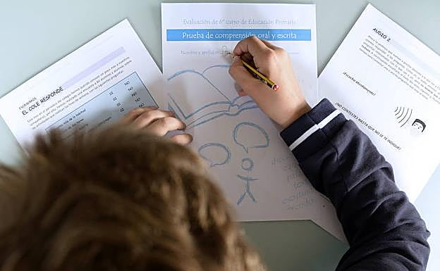Un alumno de sexto de Primaria realiza el examen Lomce de fin de etapa. 