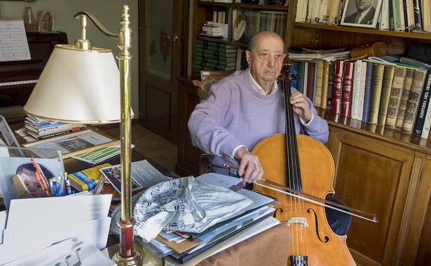 José Donato Andrés, tocando en su casa. 