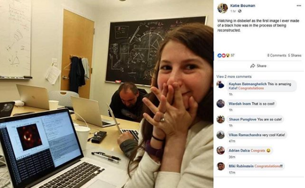 La científica Katie Bouman carga por primera vez en su ordenador la primera imagen de un agujero negro.