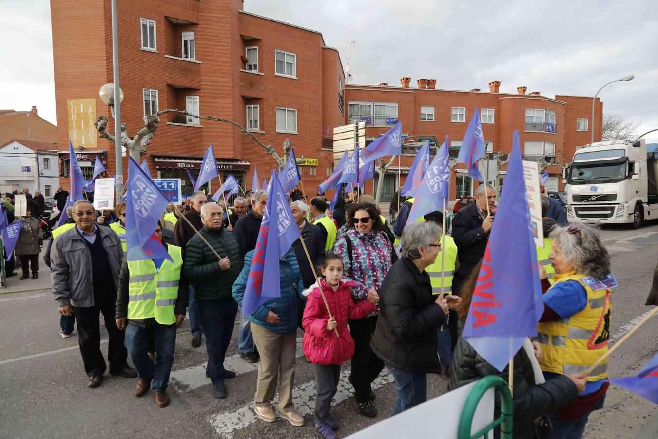 La cita volvió a congregar a un fiel y constante número de manifestantes junto a la travesía de la Nacional 122