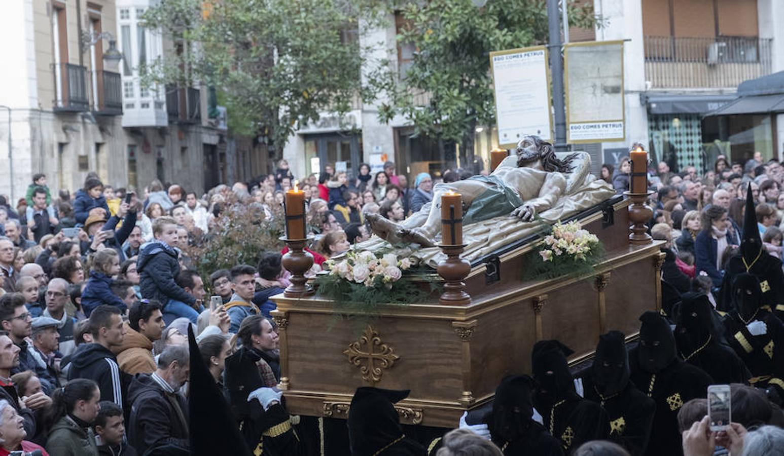 La Semana Santa ha arrancado en Valladolid con tres procesiones: el Vía Crucis del Santo Entierro, la de la Exaltación de la Santa Cruz y el traslado de la Virgen de las Angustias
